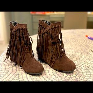 Brown suede fringe boots. Inner platform 1 inch heel
